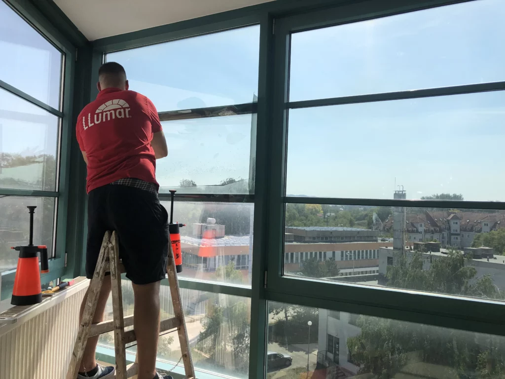 LLumar ablaküveg fólia felhelyezése egy irodaépületben