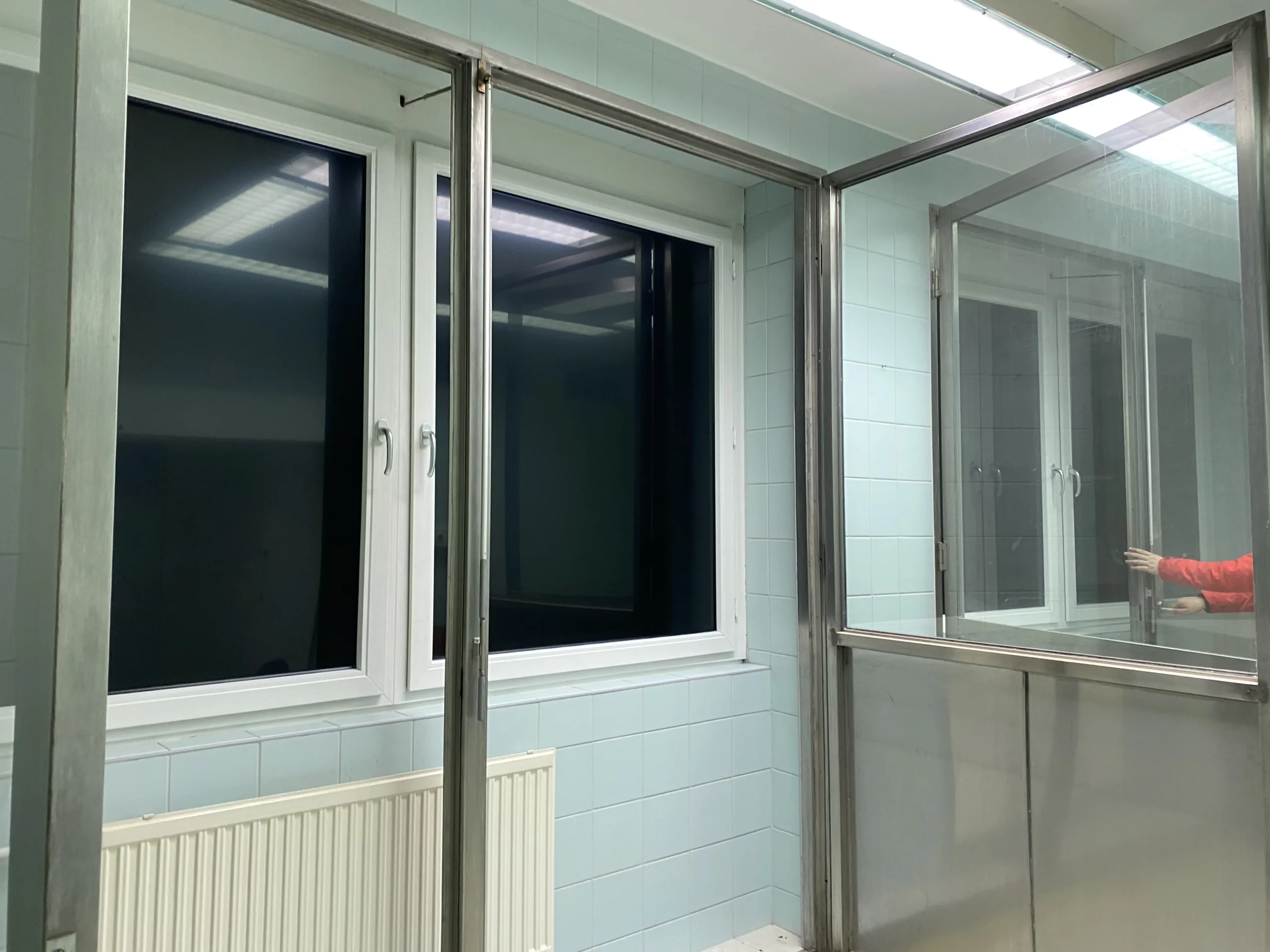 hővédő és UV sugárzás védő üvegfólia egy laboratóriumban
