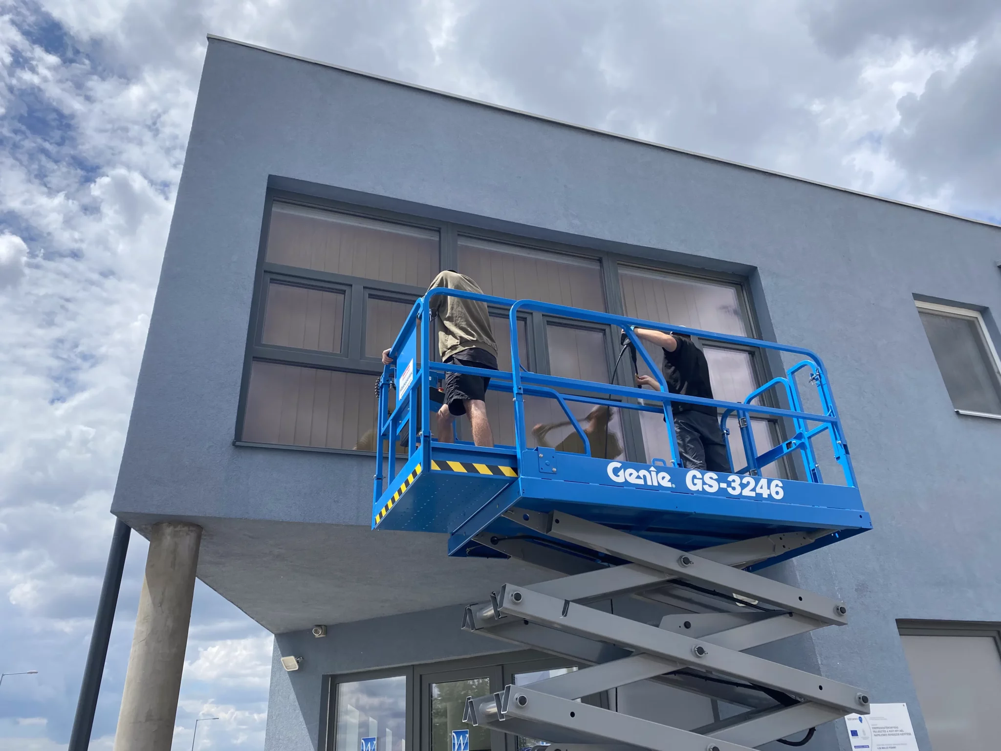 Hővédő ablakfóliázás a tatabányai ipari parkban